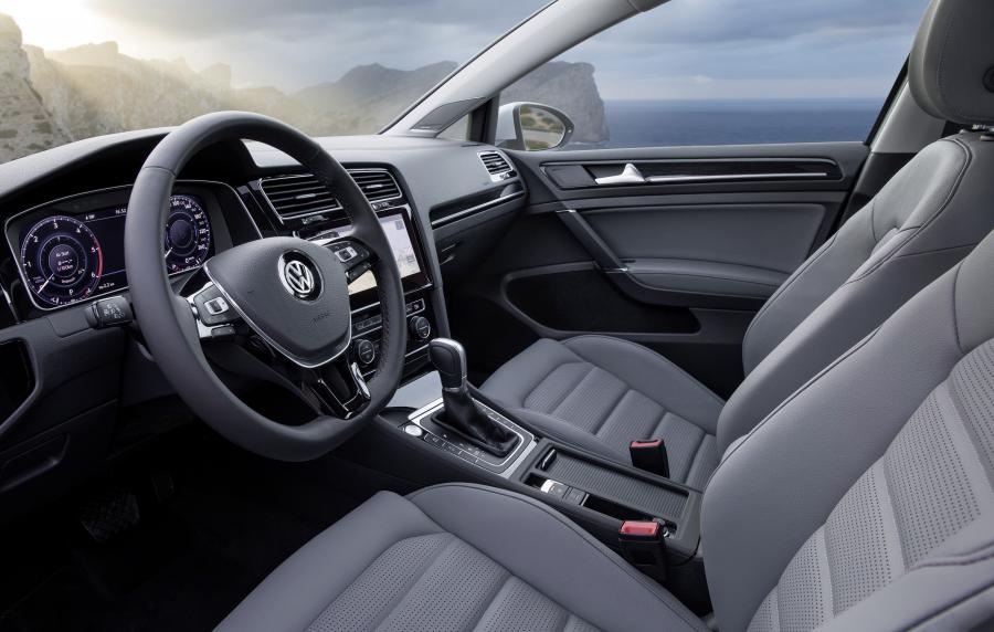 Интерьер Volkswagen Golf TDI Variant 2017 года  (WW) (фото 14 из 31)